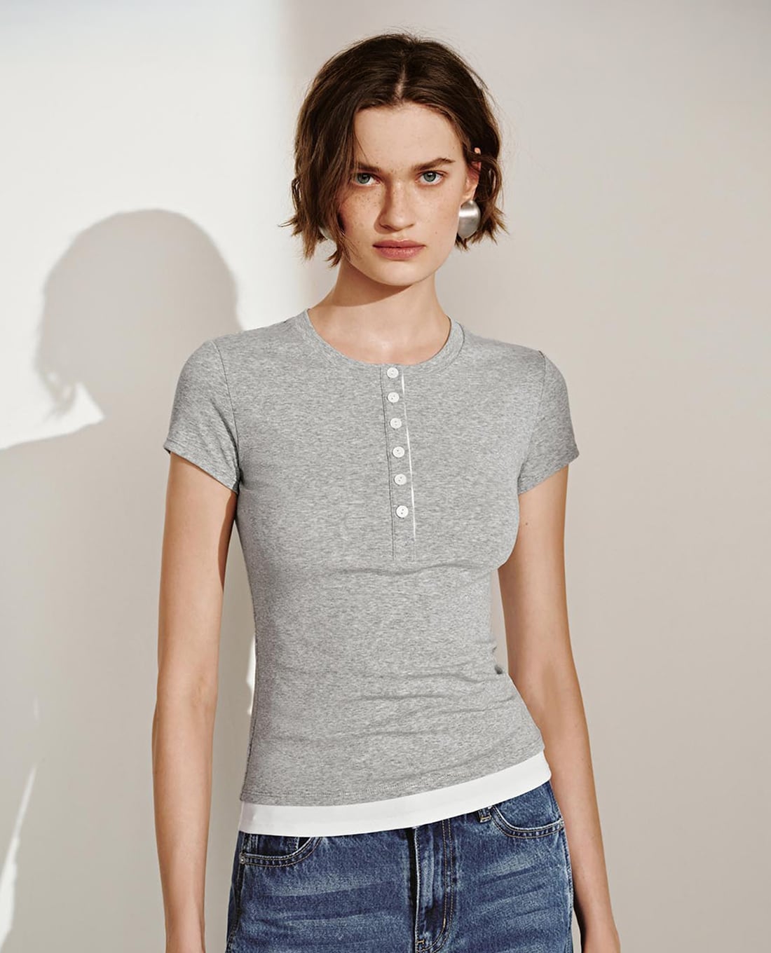 URBAN REVIVO - Áo thun nữ cổ tròn tay ngắn phối nút