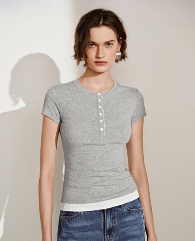  URBAN REVIVO - Áo thun nữ cổ tròn tay ngắn phối nút 