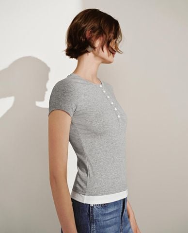  URBAN REVIVO - Áo thun nữ cổ tròn tay ngắn phối nút 