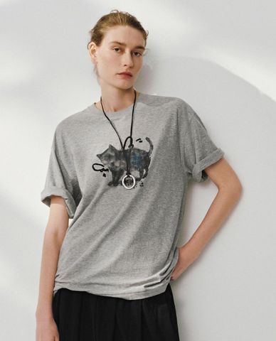  URBAN REVIVO - Áo thun nữ cổ tròn tay ngắn in họa tiết 