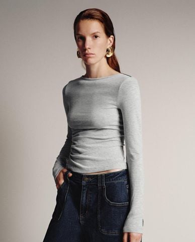  URBAN REVIVO - Áo kiểu nữ cổ tròn tay dài xếp nếp 