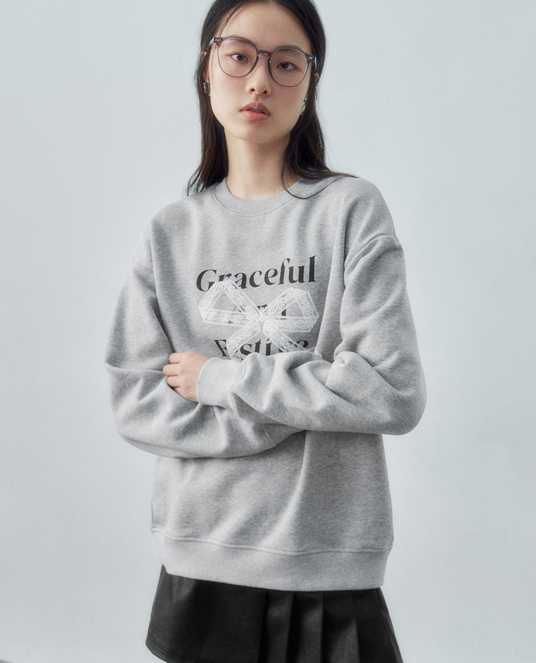 URBAN REVIVO - Áo sweatshirt nữ tay dài in họa tiết nơ