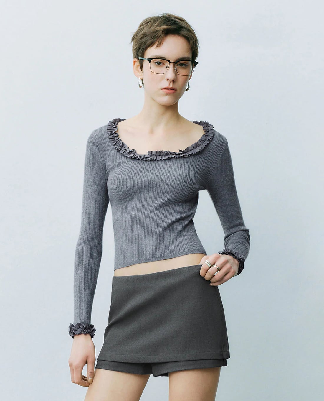 URBAN REVIVO - Áo dệt kim nữ cổ bèo tay dài phom ôm