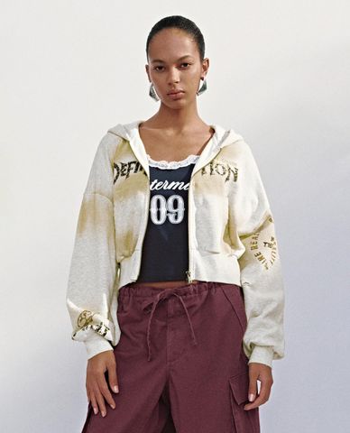  URBAN REVIVO - Áo khoác croptop nữ họa tiết graffiti 