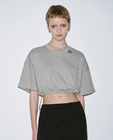  URBAN REVIVO - Áo croptop nữ cổ tròn tay ngắn phối dây rút 