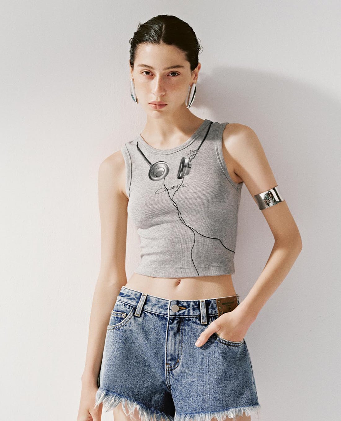 URBAN REVIVO - Áo ba lỗ nữ cổ tròn phối hình in cá tính