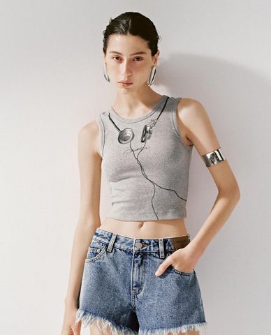  URBAN REVIVO - Áo ba lỗ nữ cổ tròn phối hình in cá tính 