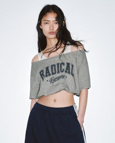  URBAN REVIVO - Áo croptop nữ layer hai lớp in chữ 