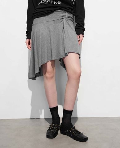  URBAN REVIVO - Chân váy midi bất đối xứng nhún eo 