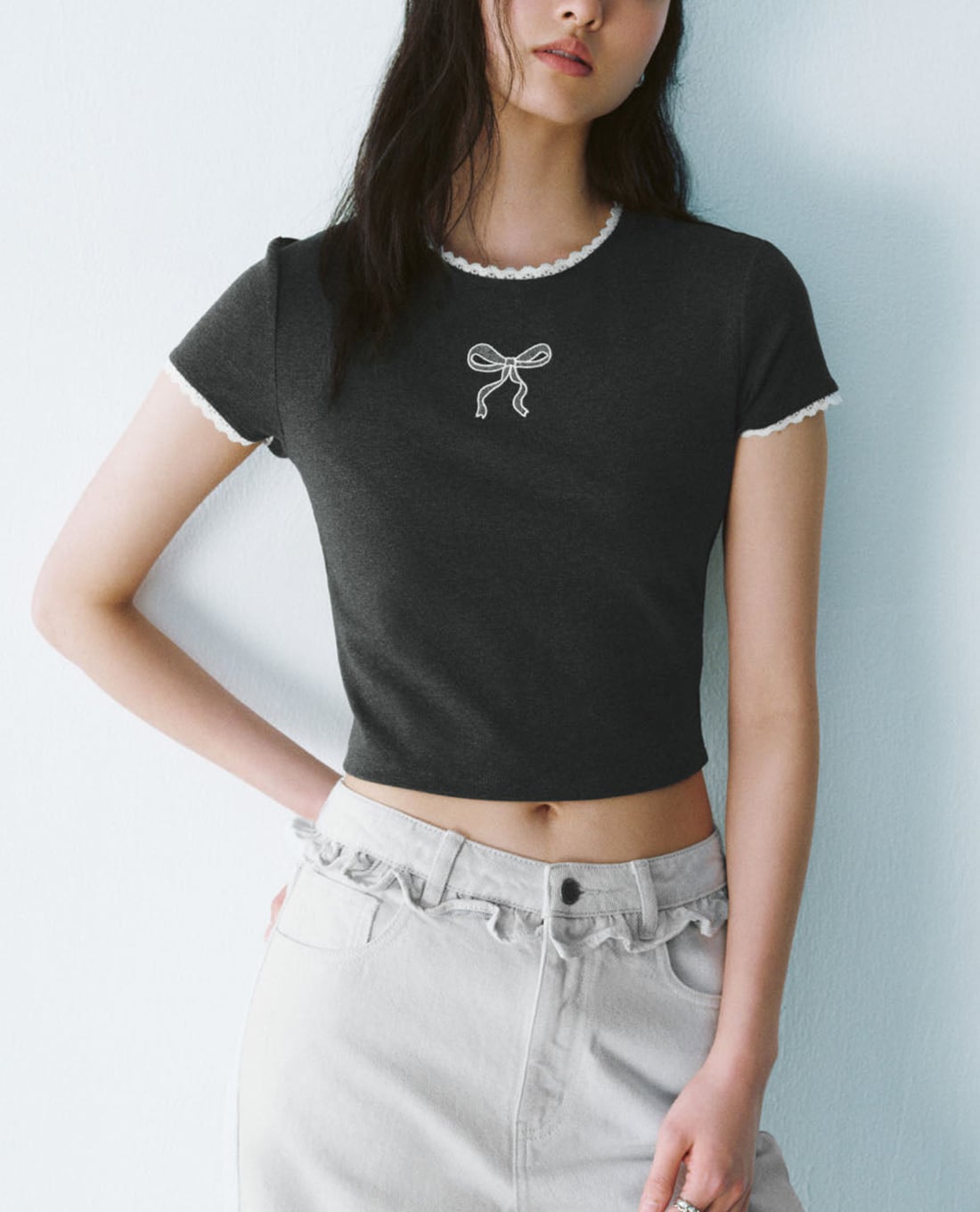 URBAN REVIVO - Áo croptop nữ cổ tròn phối ren