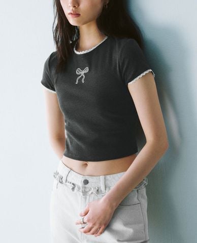  URBAN REVIVO - Áo croptop nữ cổ tròn phối ren 