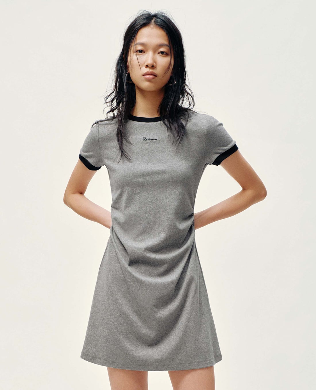 URBAN REVIVO - Đầm mini cổ tròn tay ngắn phối viền