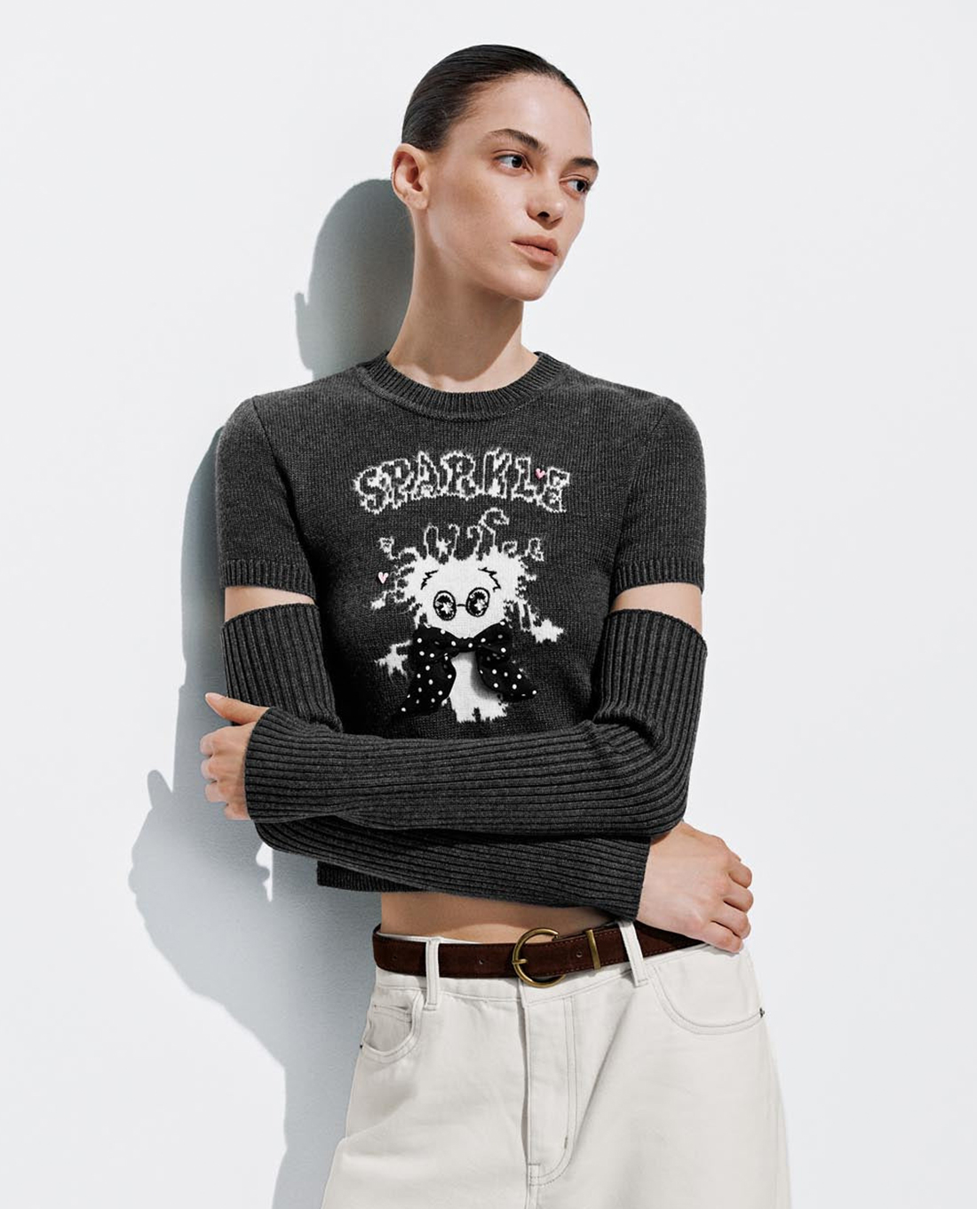 URBAN REVIVO - Áo dệt kim nữ tay dài phom croptop