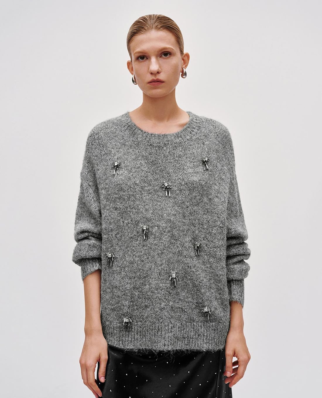 URBAN REVIVO - Áo dệt kim nữ cổ tròn tay dài đính đá