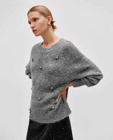  URBAN REVIVO - Áo dệt kim nữ cổ tròn tay dài đính đá 