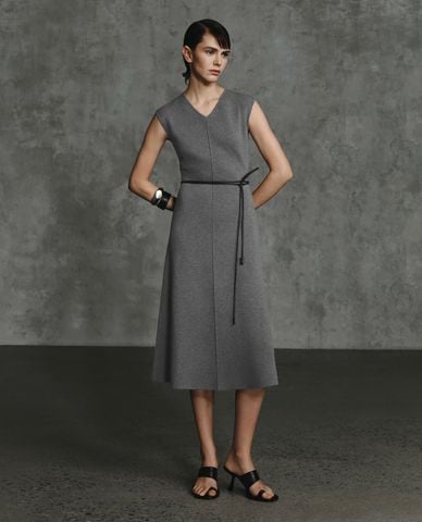  URBAN REVIVO - Đầm sát nách midi cổ V phối dây lưng 