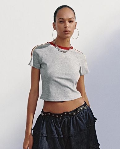  URBAN REVIVO - Áo croptop nữ tay ngắn phối viền 
