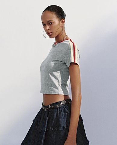  URBAN REVIVO - Áo croptop nữ tay ngắn phối viền 