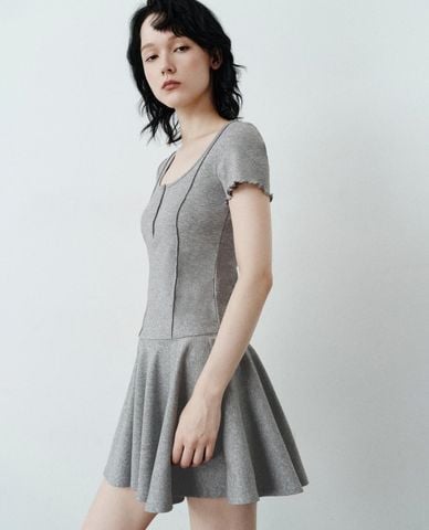  URBAN REVIVO - Đầm mini cổ tròn tay ngắn dáng xòe 