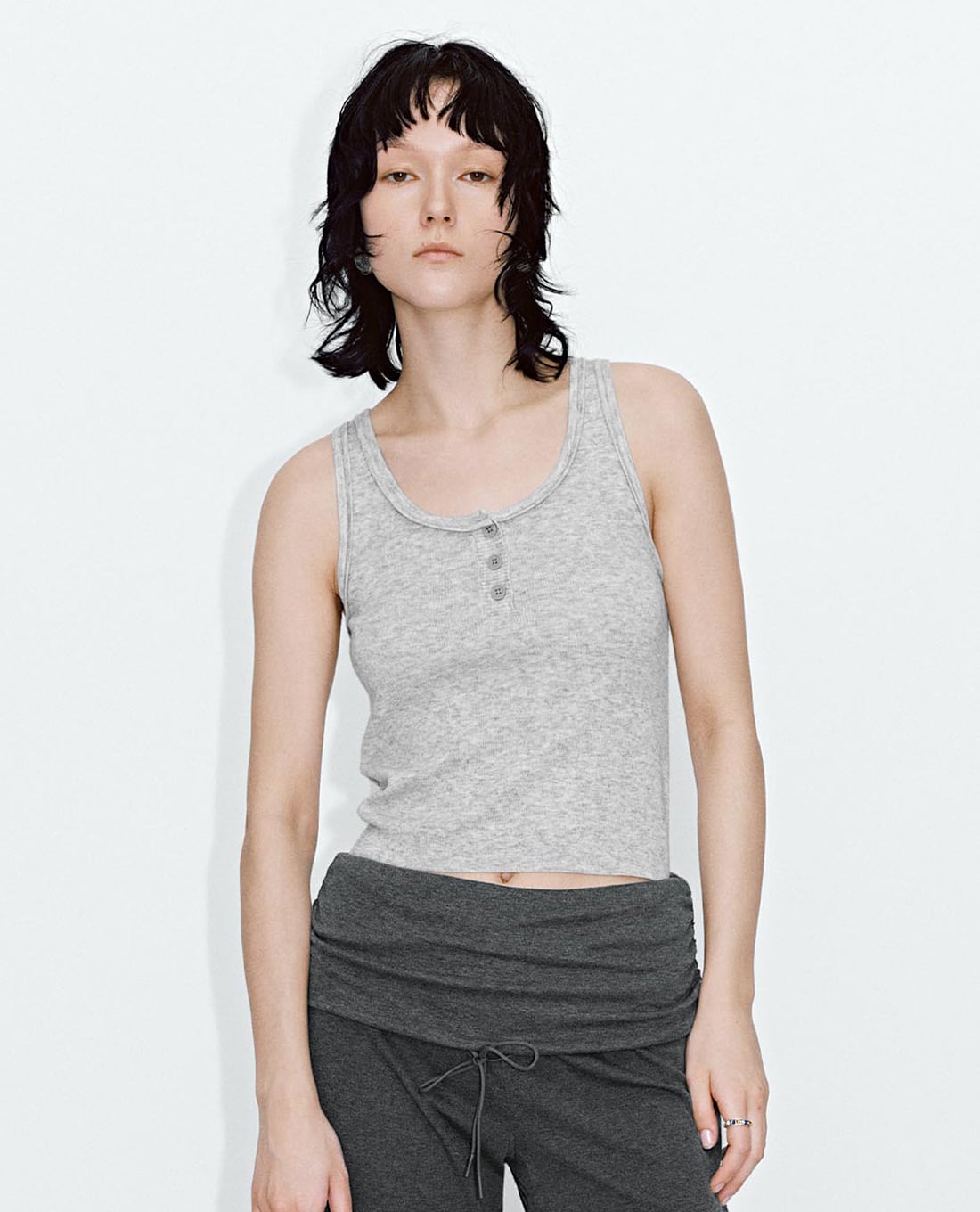 URBAN REVIVO - Áo dệt kim nữ cổ tròn sát nách phối nút