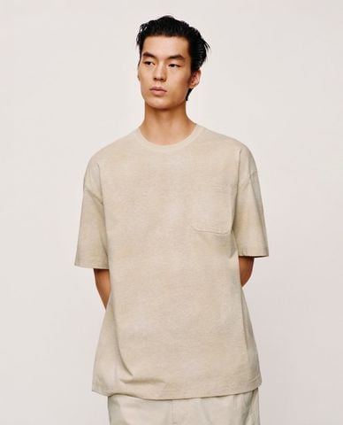  URBAN REVIVO - Áo thun nam cổ tròn tay ngắn phối túi 