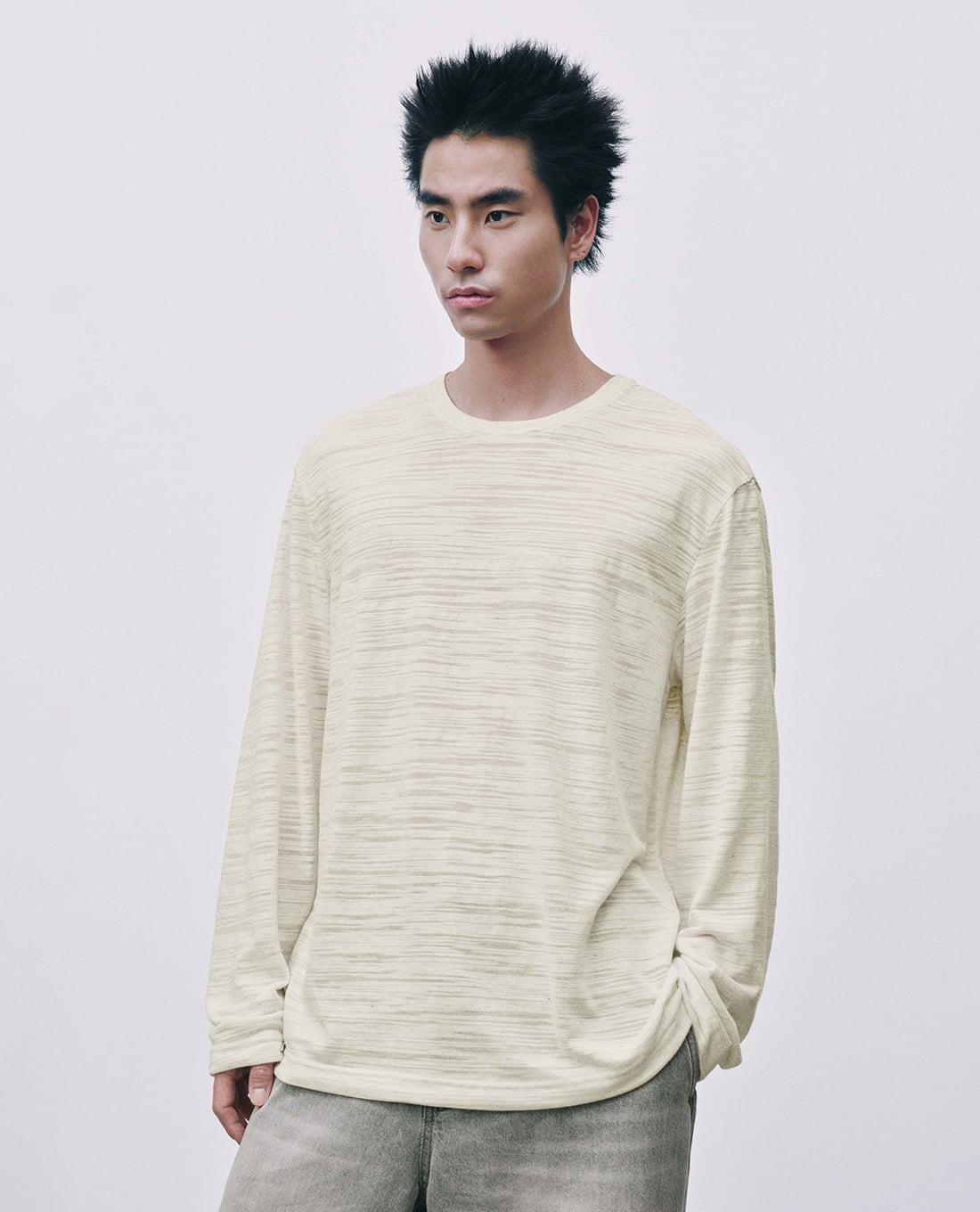 URBAN REVIVO - Áo thun nam cổ tròn tay dài hiện đại