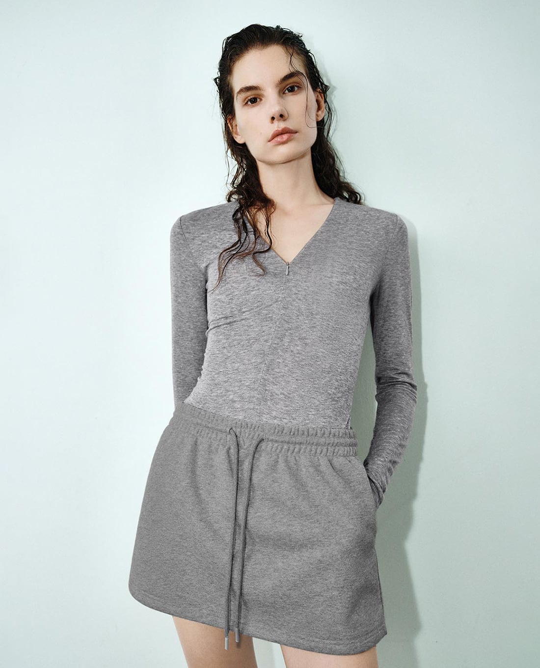 URBAN REVIVO - Áo thun nữ cổ V tay dài phom ôm