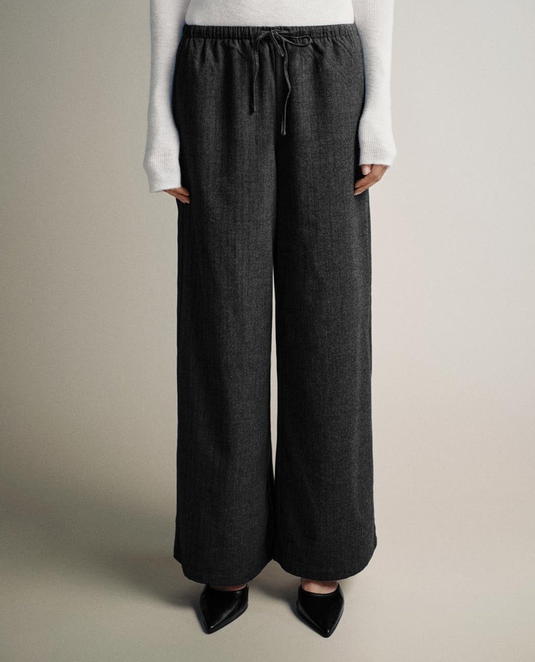 URBAN REVIVO - Quần nữ ống rộng lưng thun phối dây rút