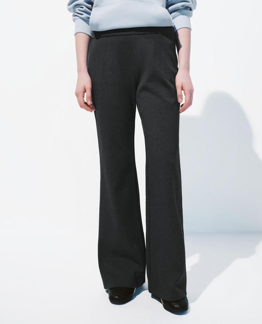 URBAN REVIVO - Quần nữ ống loe lưng cao