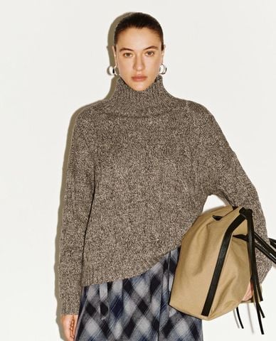  URBAN REVIVO - Áo sweater nữ cổ lọ tay dài phom rộng 