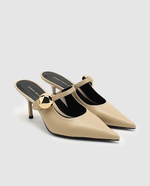 Giày sục cao gót thanh lịch phối cùng outfit nữ tính