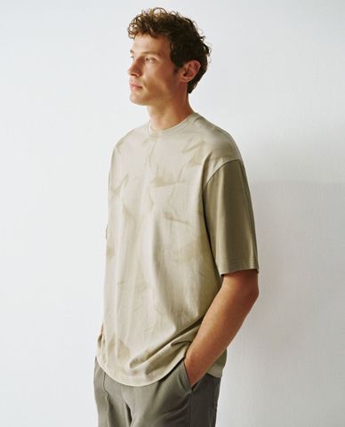  URBAN REVIVO - Áo thun nam cổ tròn tay ngắn họa tiết loang 