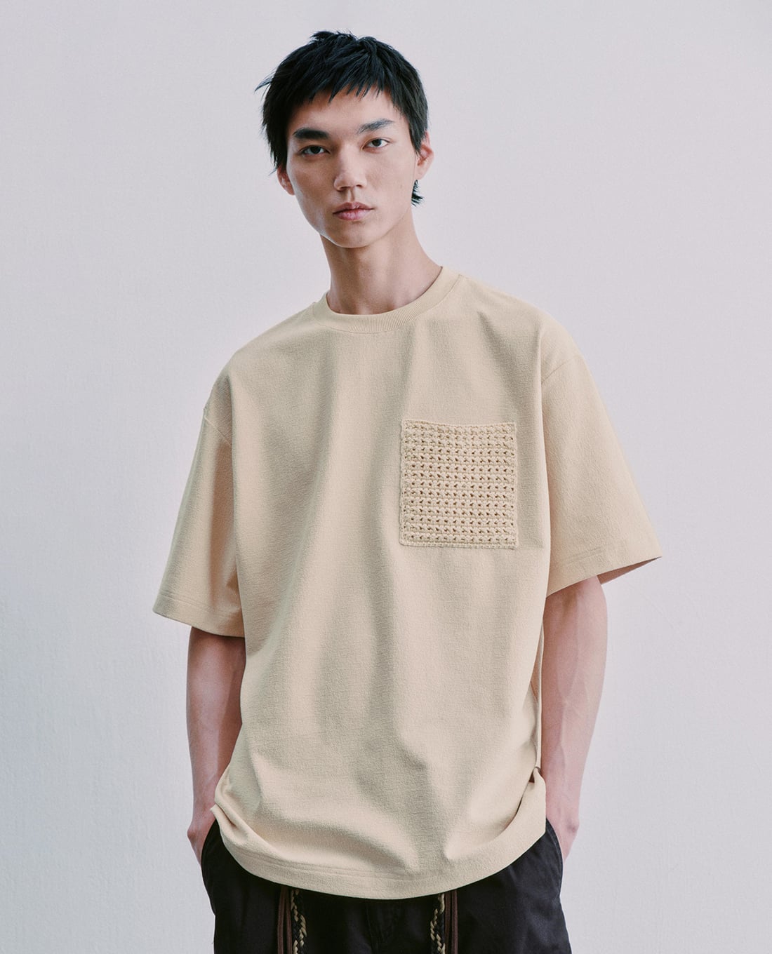 URBAN REVIVO - Áo thun nam cổ tròn tay ngắn phối túi