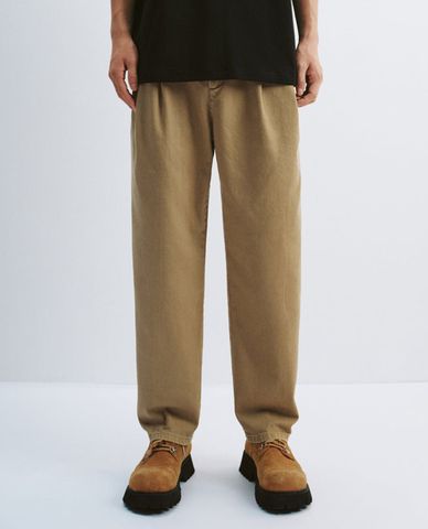  URBAN REVIVO - Quần jeans nam ống đứng cổ điển 