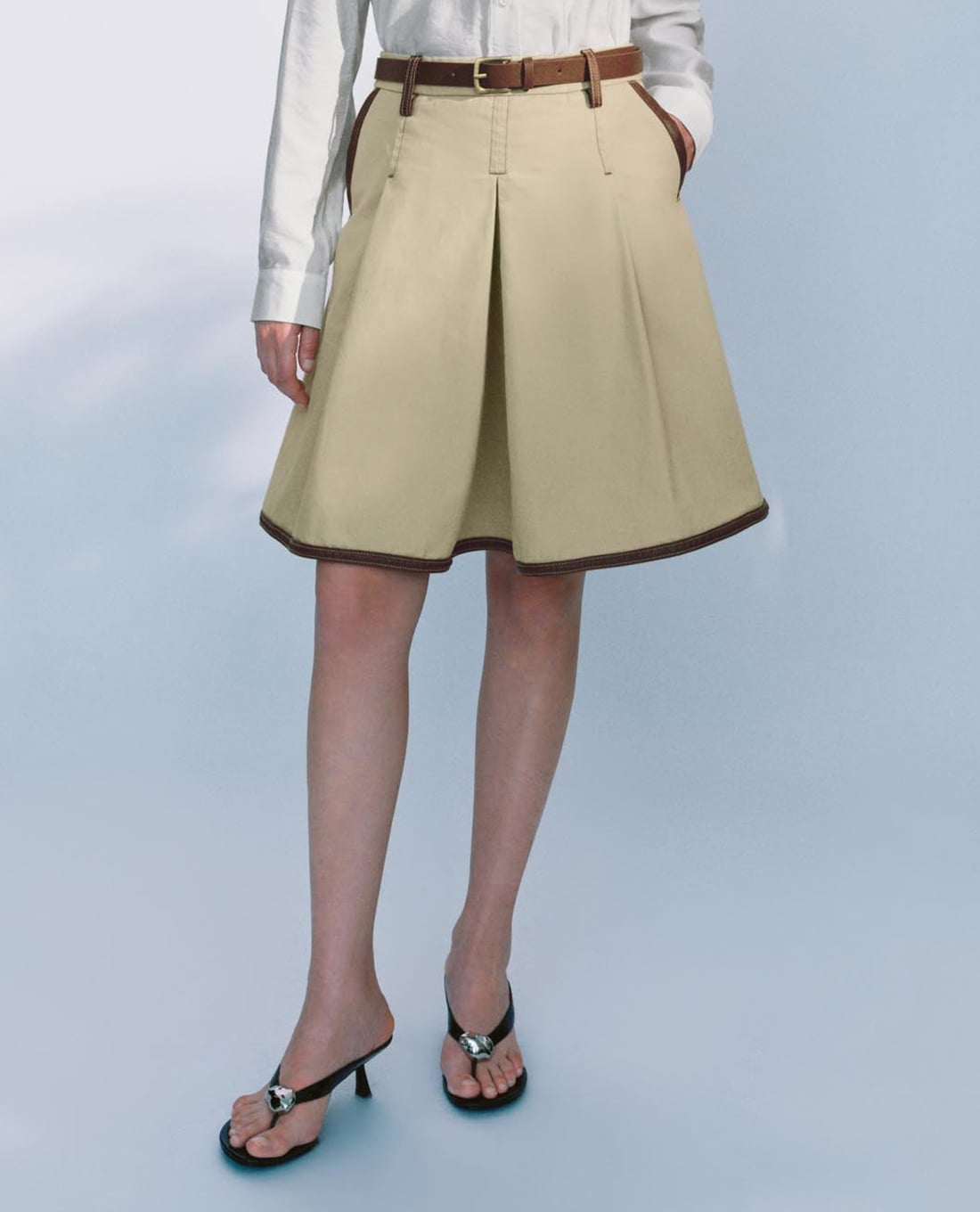 URBAN REVIVO - Chân váy denim mini kèm thắt lưng