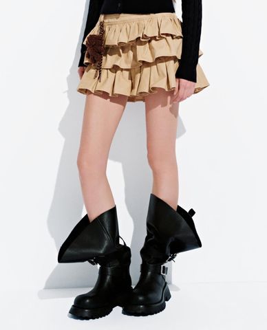  URBAN REVIVO - Chân váy xếp tầng mini phối charm 