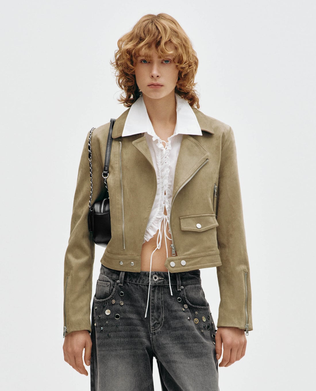 URBAN REVIVO - Áo khoác croptop nữ cổ bẻ tay dài khóa kéo