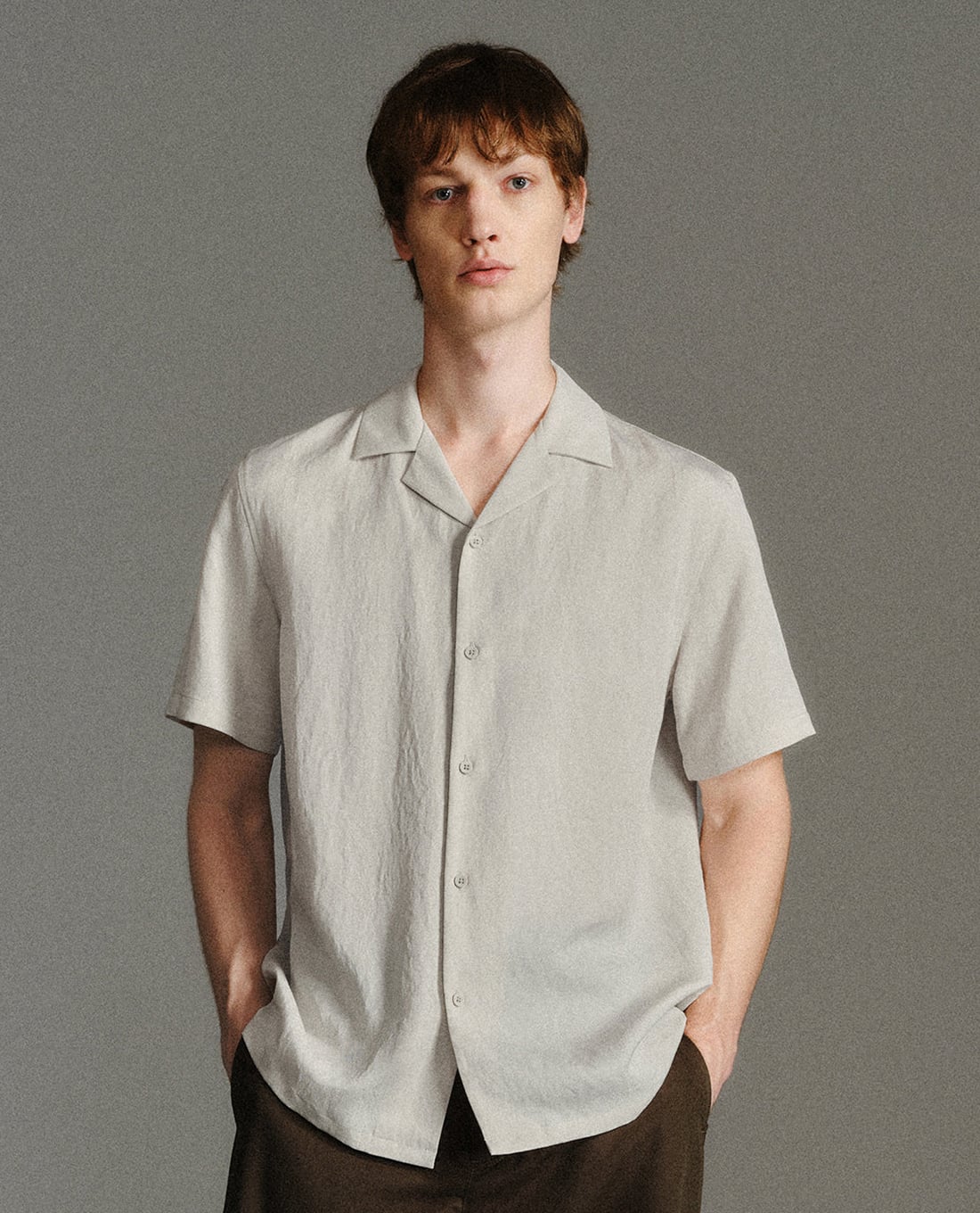 URBAN REVIVO - Áo sơ mi nam cổ bẻ tay ngắn hiện đại