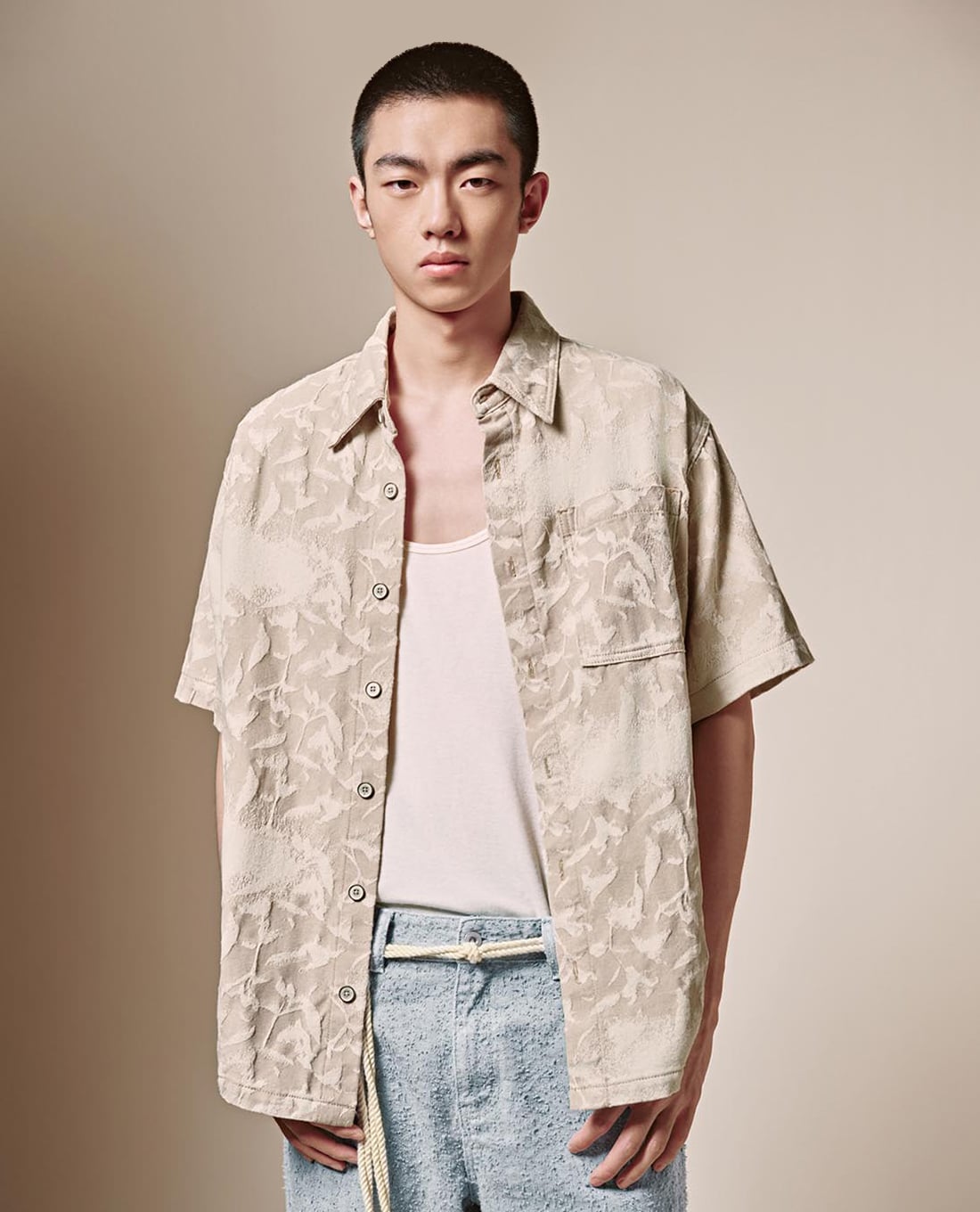 URBAN REVIVO - Áo sơ mi denim nam cổ bẻ tay ngắn