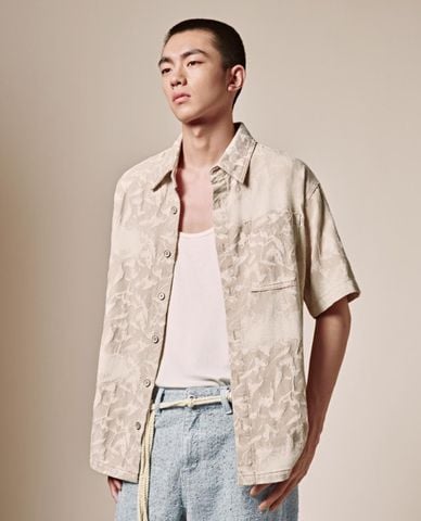  URBAN REVIVO - Áo sơ mi denim nam cổ bẻ tay ngắn 