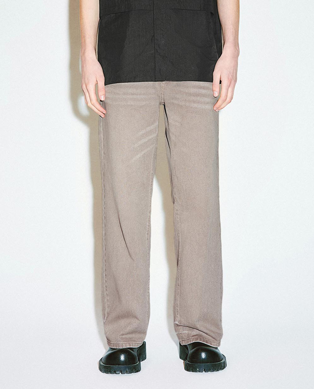 URBAN REVIVO - Quần jeans nam ống rộng wash bạc