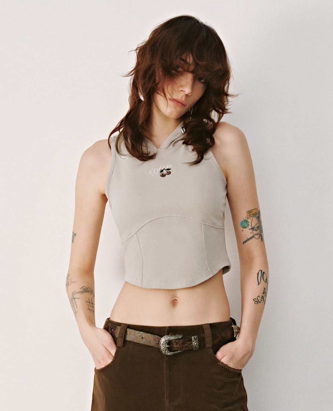 URBAN REVIVO - Áo sát nách nữ phom croptop phối mũ