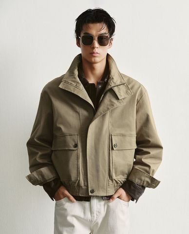  URBAN REVIVO - Áo khoác bomber nam cổ cao phối túi hộp 