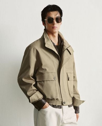  URBAN REVIVO - Áo khoác bomber nam cổ cao phối túi hộp 