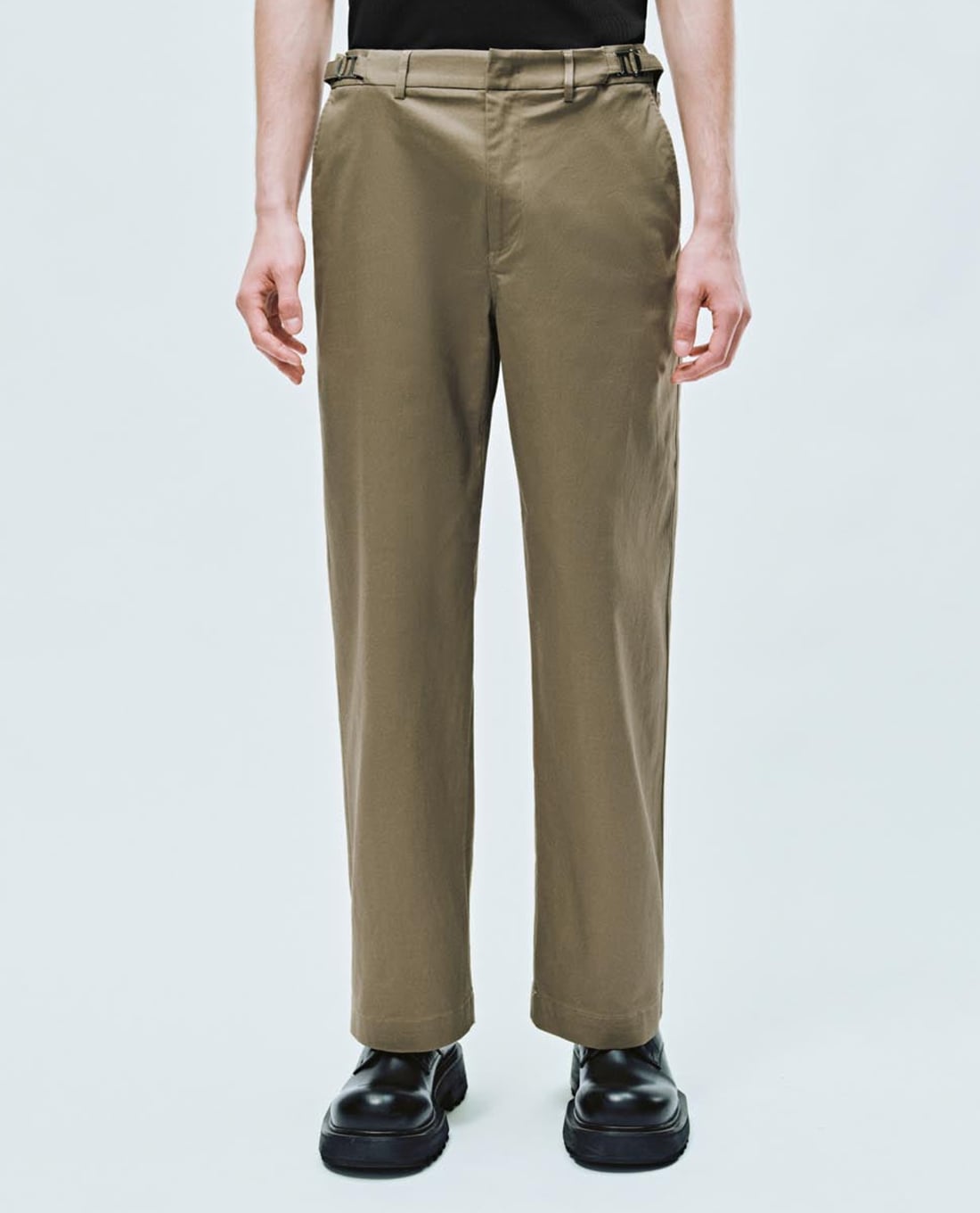 URBAN REVIVO - Quần nam ống rộng lưng cao phối khoá