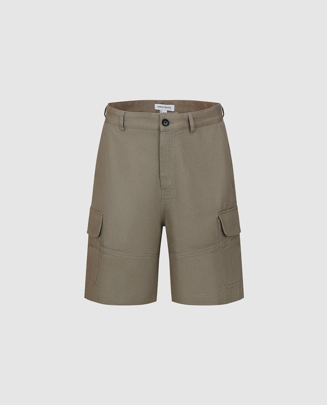 URBAN REVIVO - Quần short nam ngang gối phối túi hộp