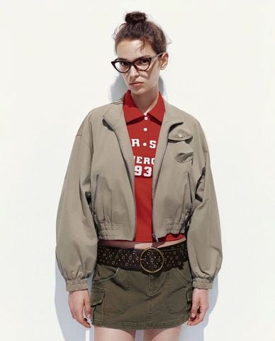  URBAN REVIVO - Áo khoác croptop nữ cổ cao tay dài 