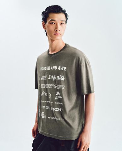  URBAN REVIVO - Áo thun nam cổ tròn tay ngắn in họa tiết 