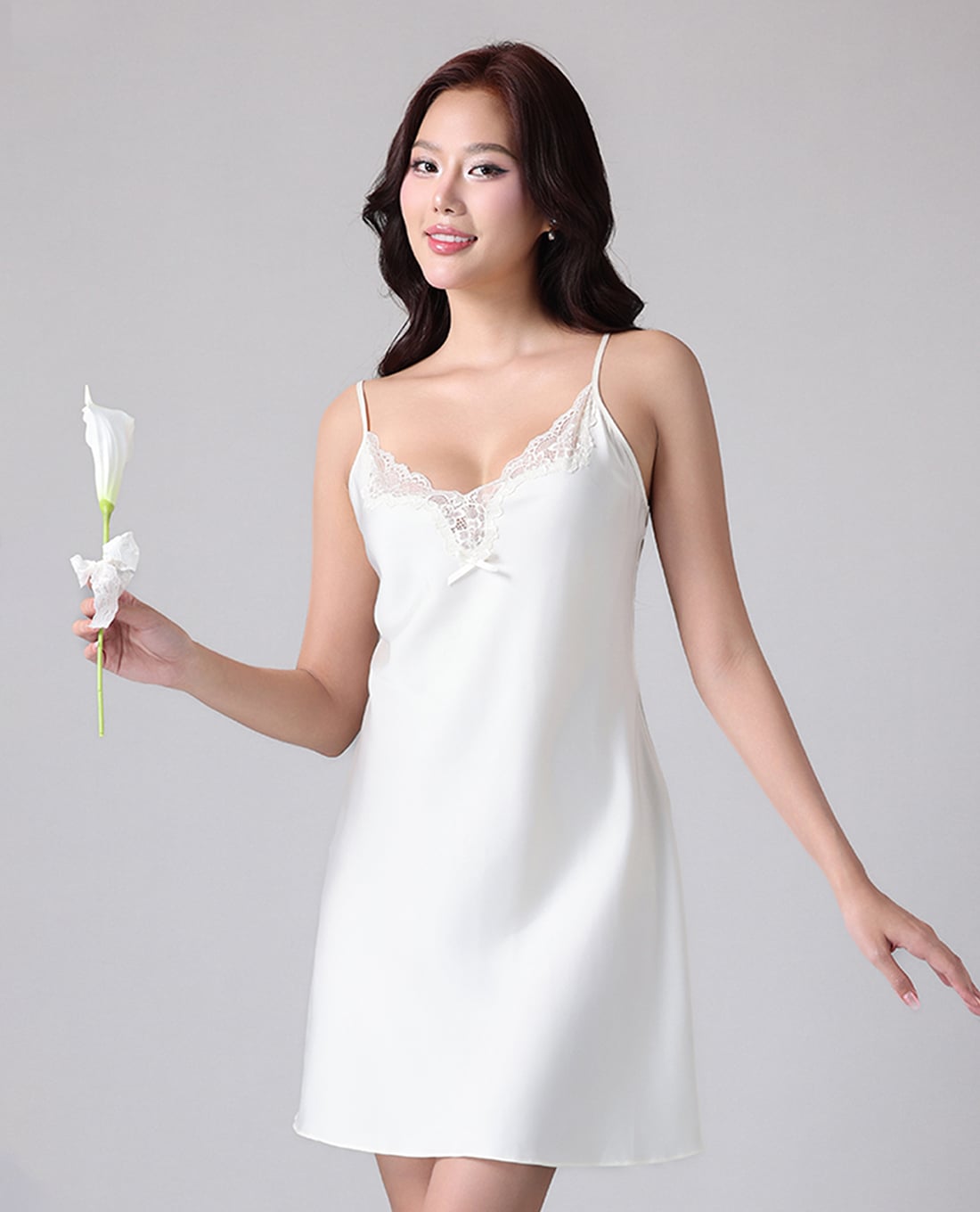 VERA BY CHIPU - Đầm ngắn mặc nhà satin trơn phối ren