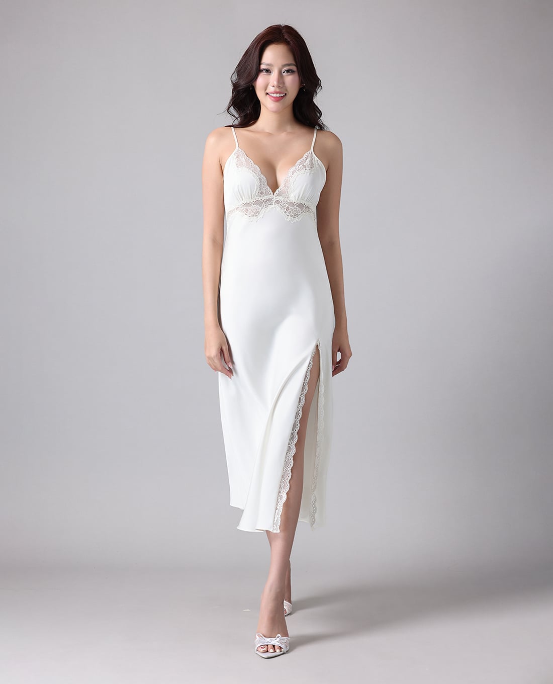 VERA BY CHIPU - Đầm midi mặc nhà satin trơn phối ren